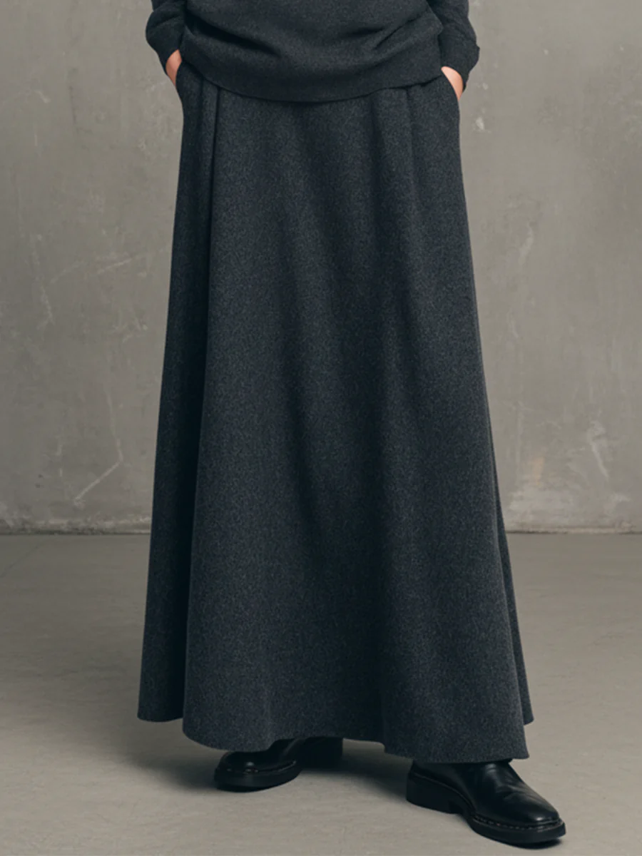 Conjunto Gris Carbón de Top Cuello Alto y Falda Larga Acampanada