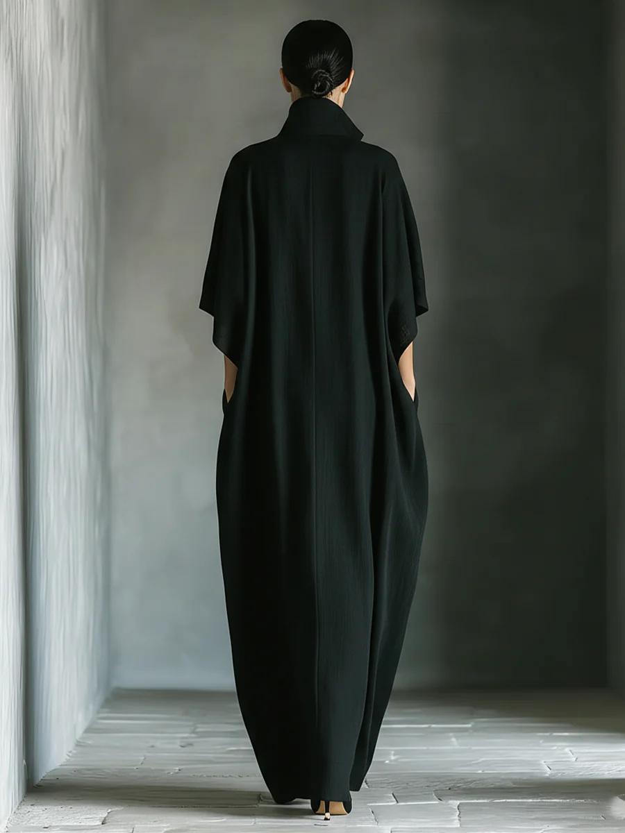 Alessandra • Vestido largo negro oversize minimalista con mangas kimono