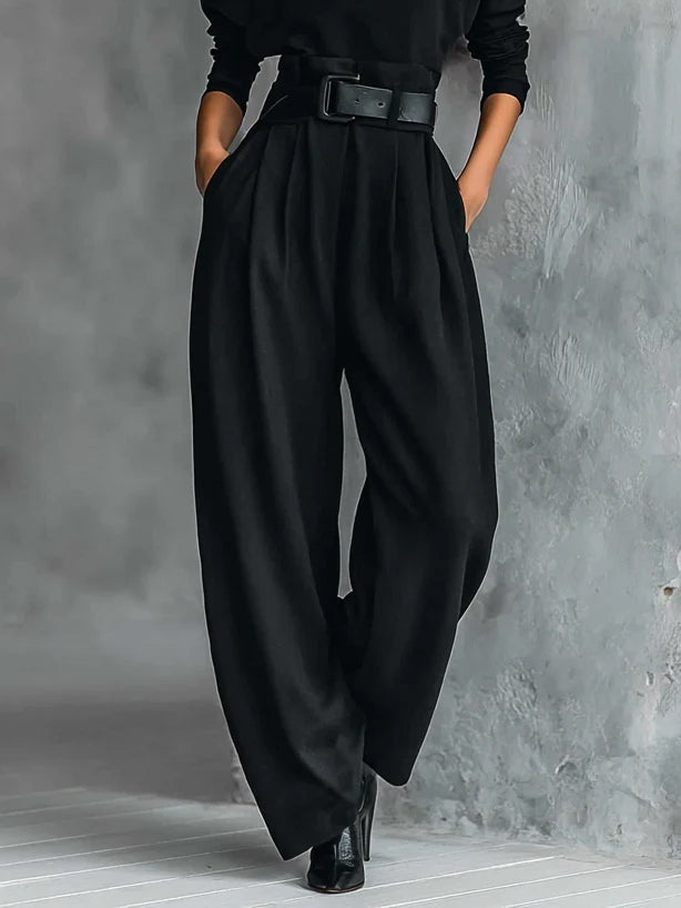 Conjunto Negro de Dos Piezas con Camiseta Cuello Alto de Manga Larga y Pantalones Rectos (Incluye cinturón)